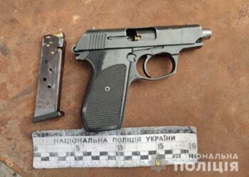 У Синельниковому затримали чоловіка, який вчинив стрілянину на вулиці міста