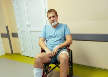 «Навіть фашисти не стріляли по пожежникам»: поранені під час ракетного удару по Дніпру рятувальники згадують пережите