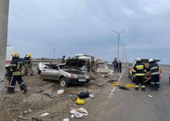 Під Дніпром ВАЗ влетів у електроопору: двоє людей загинули