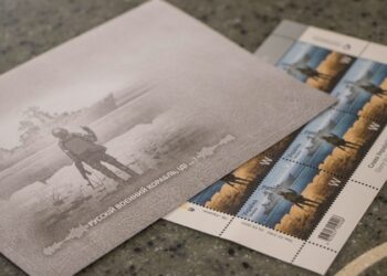 У Дніпрі презентували нову поштову марку і конверт з ілюстрацією до послання «руському воєнному кораблю»