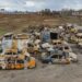 На багатьох був напис «діти»: у Бучі виявили цвинтар розстріляних автомобілів (ФОТО)