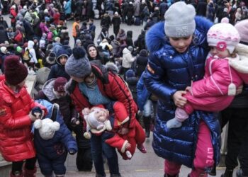 Дніпрянам розповіли, кого з дітей, які виїхали з України через війну, потрібно поставити на консульський облік
