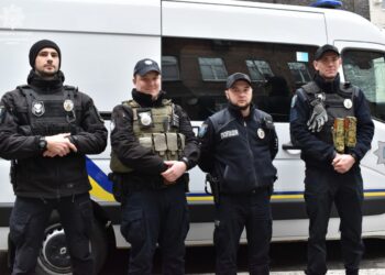 У Дніпрі патрульні врятували чоловіка, який ледь не задихнувся у задимленому будинку