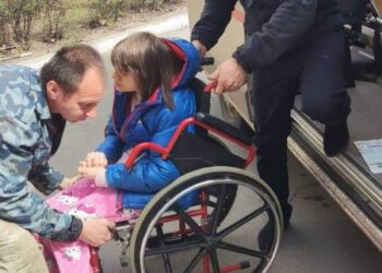 Рятувальники евакуювали до Дніпра дівчину з ДЦП, яка залишилася сиротою після обстрілу