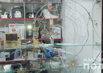 У Синельниковому чоловік викрав з ломбарду коштовні речі