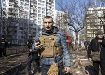 Внаслідок ракетного удару по Києву загинула людина, є постраждалі, – Віталій Кличко