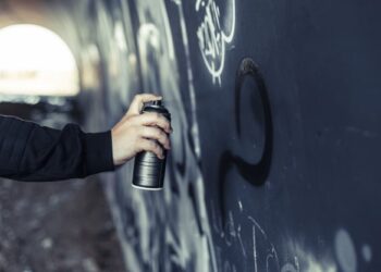 У Дніпрі затримали юнаків, які робили написи з рекламою наркотиків
