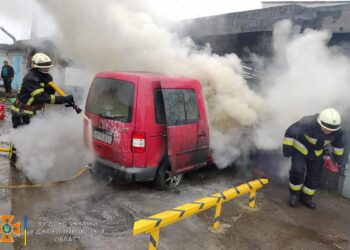 У Дніпрі загорілася припаркована автівка