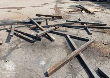 У Кривому Розі чоловіки розбирали протитанкові їжаки