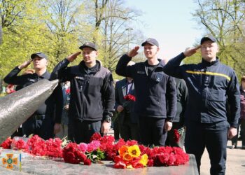 У центрі Дніпра пройшла урочиста церемонія в пам’ять про загиблих ліквідаторів аварії на Чорнобильській АЕС (ФОТО)