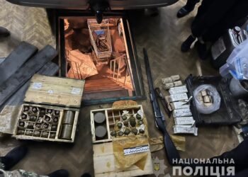 У Дніпрі 74-річний чоловік зробив у своєму гаражі схрон з вибухівкою