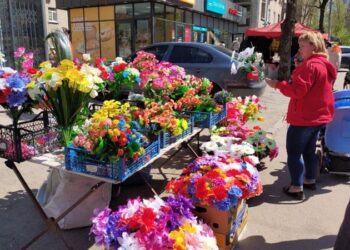 У Дніпрі проводять рейди щодо незаконної вуличної торгівлі штучними квітами