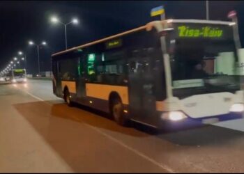 Кличко: Рига передала Києву 11 пасажирських автобусів та 80 тон гуманітарної допомоги