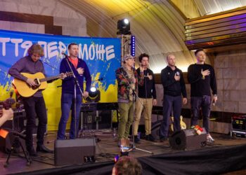 Українські зірки влаштували мистецьку акцію «Життя переможе» у метро Дніпра (ФОТО)