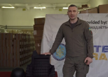 Віталій Кличко передав 5 тисяч бронежилетів та 5 тисяч кевларових касок командуванню Сухопутних військ України
