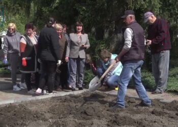200 саджанців троянд висадили у Петриківці , красу навели жителі Покровська Донецької області