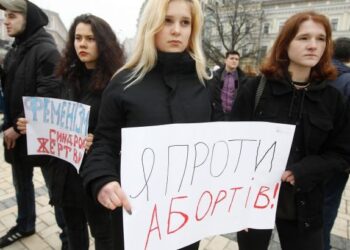 В Україні хочуть заборонити аборти під час війни: “батьки вбивають дітей, як російські окупанти”