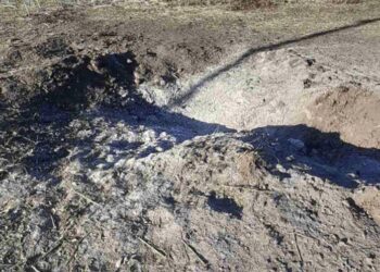 Воронка глибиною один метр та уламки від ракети: подробиці обстрілу Дніпропетровщини від рятувальників