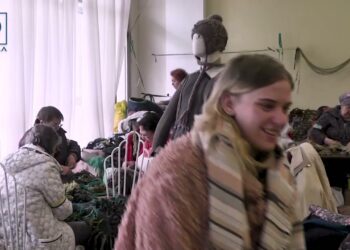 Як працює найбільший волонтерський центр у Дніпрі, де видають одяг та взуття