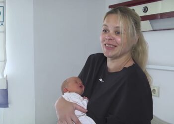 Новонародженим малюкам у Дніпрі подарували перші вишиванки