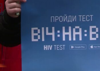 «Вбивають не лише постріли» . У Дніпрі триває акція до Всесвітнього дня пам’яті померлих від СНІДУ