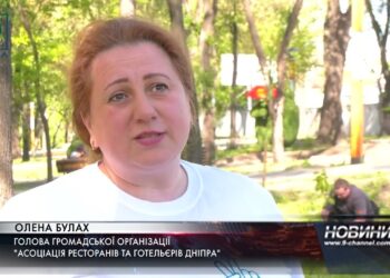 25 червоних дубів висадили кухарі Дніпра у сквері Металургів