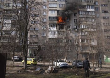 “Всюди запах смерті та запах вогню”: у мерії Маріуполя назвали шокувальну цифру загиблих від атак РФ