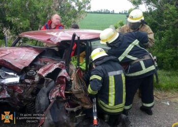 На Дніпропетровщині рятувальники вирізали з автівки водія та пасажирку (ФОТО)