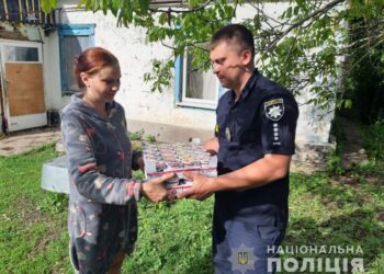 Поліцейські Дніпропетровщини передали допомогу родинам переселенців (ФОТО)