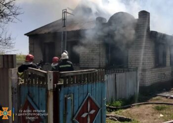 Все знищено: у Синельниківському районі спалахнув приватний будинок (ФОТО)