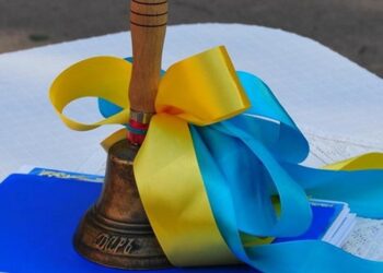 Останній дзвоник у Дніпрі школярам дали онлайн через війну: зворушливе відео