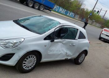 У Дніпрі вантажівка «протаранила» легковик та в’їхала в будівлю (ФОТО)