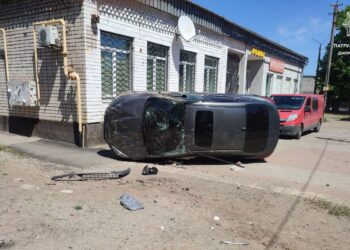 У Дніпрі автівка збила чоловіка та перекинулася (ФОТО)
