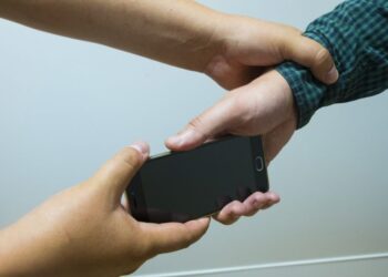 Назвався переселенцем та попросив зателефонувати: у Кам`янському чоловік пограбував 11-річного хлопця