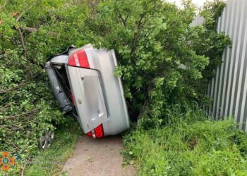 Врізався в дерево та перекинувся: у Дніпрі сталася ДТП (ФОТО)