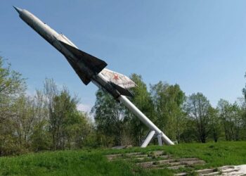 “Демілітарізували” радянський пам’ятник літаку: ДСНС розповіла подробиці ворожих обстрілів