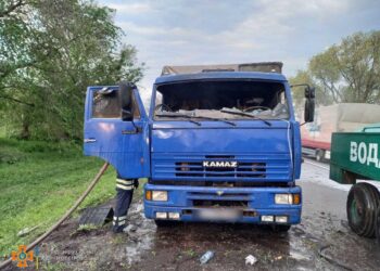 На Дніпропетровщині під час руху спалахнула вантажівка (ФОТО)