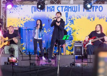 «Пісні на станції метро»: у дніпровській підземці влаштували патріотичний концерт в підтримку ЗСУ