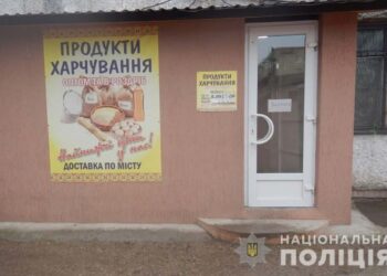 В балаклаві та з ножем: у Нікополі два чоловіка пограбували продуктовий магазин