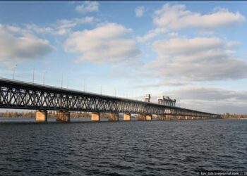 Рух по Амурському мосту відновлено