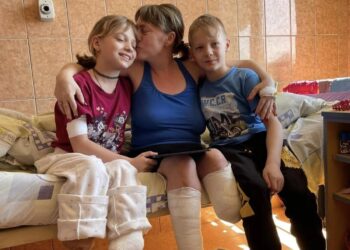 Вийшли за чаєм: історія 11-річної дівчинки та її мами, яким відірвало кінцівки під час вибуху на вокзалі Краматорську