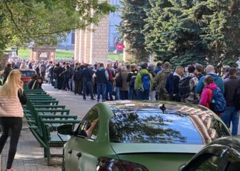 Знову ажіотаж: “Укрпошта” починає продаж нової марки з російським кораблем