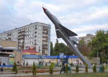 У Новомосковську на пам’ятнику-літаку зафарбували червоні зірки