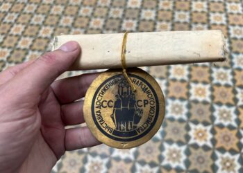 У Дніпрі під час евакуації музейної люстри знайшли капсулу часу (ФОТО)