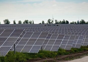 На Дніпропетровщині окупанти обстріляли забороненими касетними боєприпасами сонячну електростанцію
