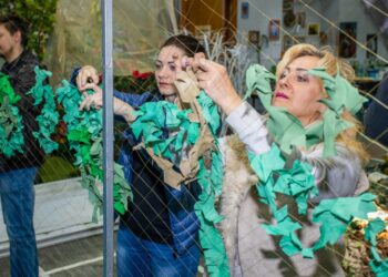 Плетуть сітки, ліплять вареники, шиють балаклави: артисти театрів  Дніпропетровщини долучилися до волонтерства