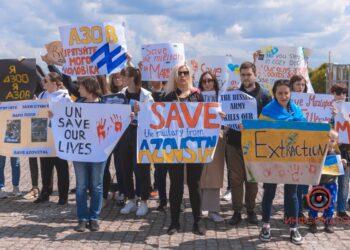 У центрі Дніпра відбулася патріотична акція на підтримку Маріуполя