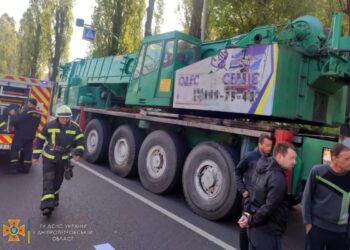 У Павлограді сталася ДТП з вантажівкою та автокраном (ФОТО)
