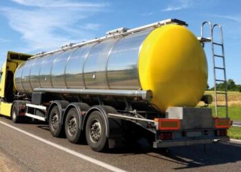 На Дніпропетровщині автівкам з пальним дозволять першочергово проходити блок-пости та рухатися у комендантську годину