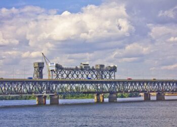 Дніпрянам порадили об’їжджати Амурський міст та не ходити біля адміністративних будівель